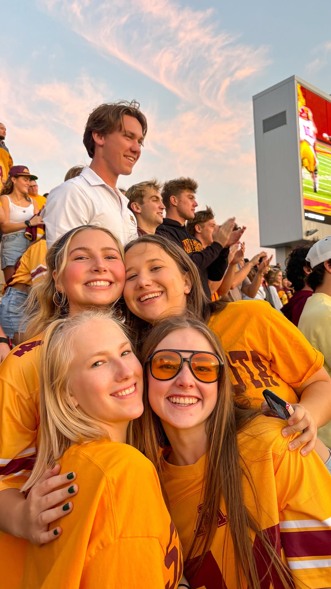 When maintenance is explaining the issue and you're just a girl \ud83d\ude43 Don't worry, at Uncommon Dinkytown we've got you. Just sign here and we'll handle the rest \u270d\ufe0f\u2728\n\n